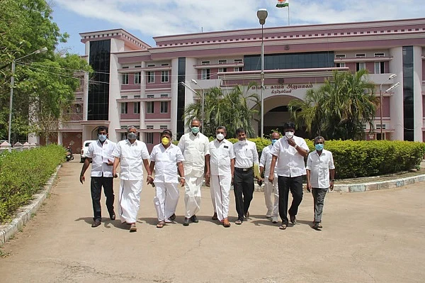 மனு அளித்த தி.மு.க நிர்வாகிகள்