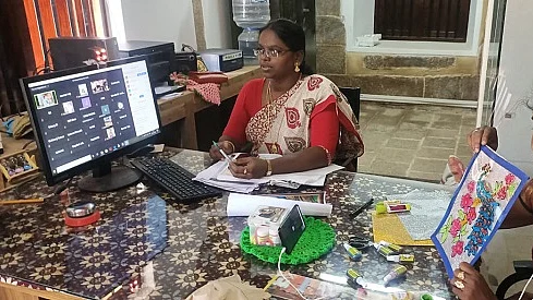 இணையம் வழியாக கைவினைப் பொருள் பயிற்சி