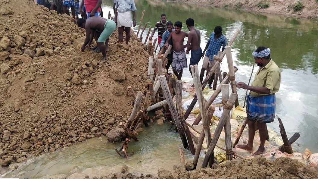 கால்வாய் உடைப்பு சரிசெய்யும் பணி
