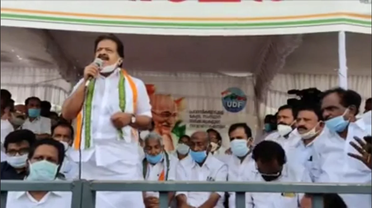 போராட்டத்தில் பேசும் ரமேஷ் சென்னிதலா