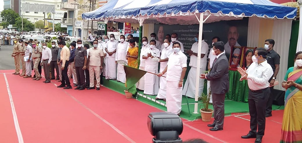 கொடி அசைத்து தொடங்கி வைக்கும் முதல்வர்