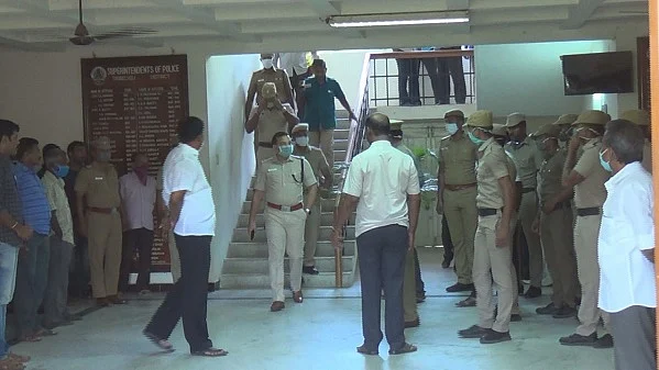 இரு தரப்பையும் வெளியேற்றிய எஸ்.பி