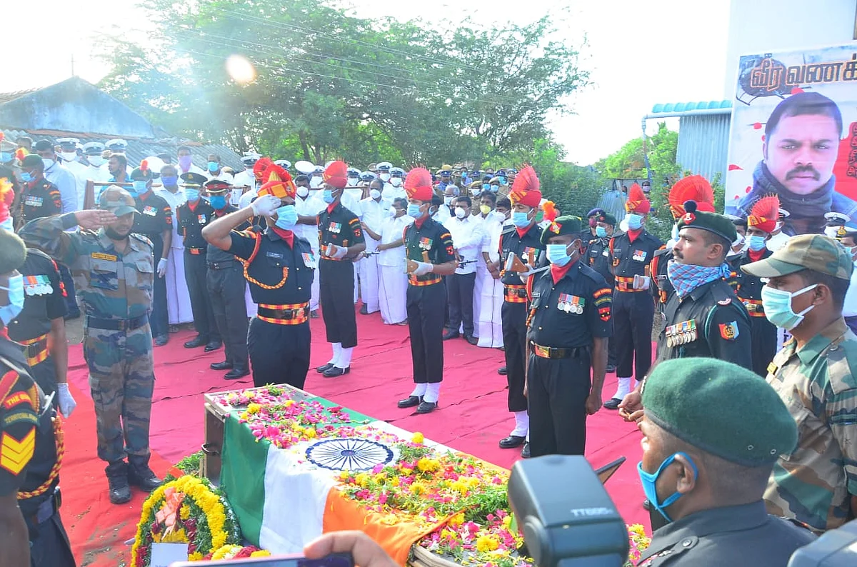 பழனிக்கு ராணுவத்தினர் அஞ்சலி
