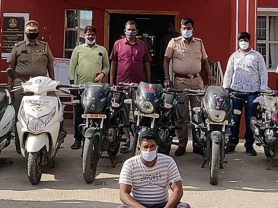பிரஸ் என எழுதப்பட்ட பைக்