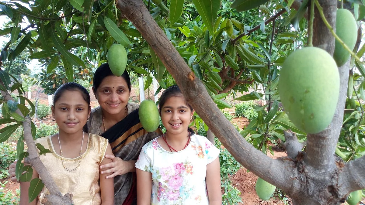 தோட்டத்தில் மகள்களுடன் தேவயானி