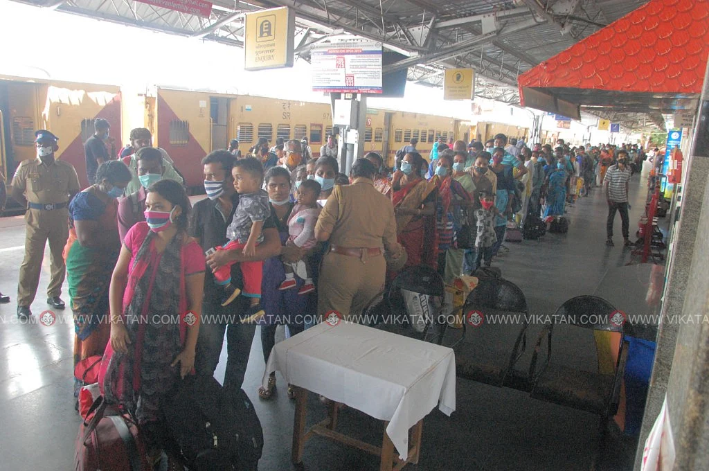 நீண்ட வரிசையில் காத்திருக்கும் பயணிகள்