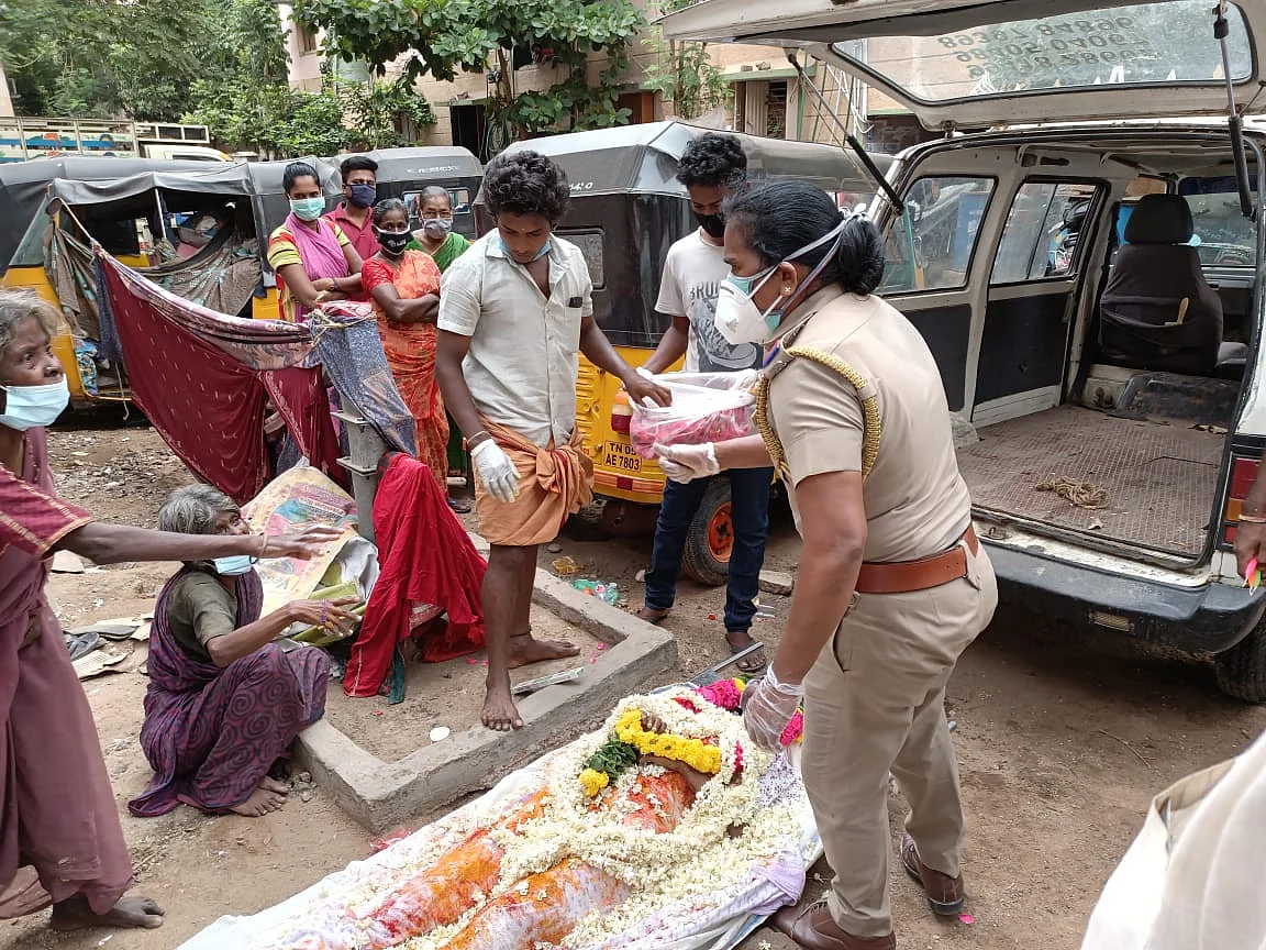 பிளாட்பாரத்தில் உயிரிழந்த மூதாட்டி! -இறுதிச்சடங்கில் கலங்கவைத்த பெண் இன்ஸ்பெக்டர்