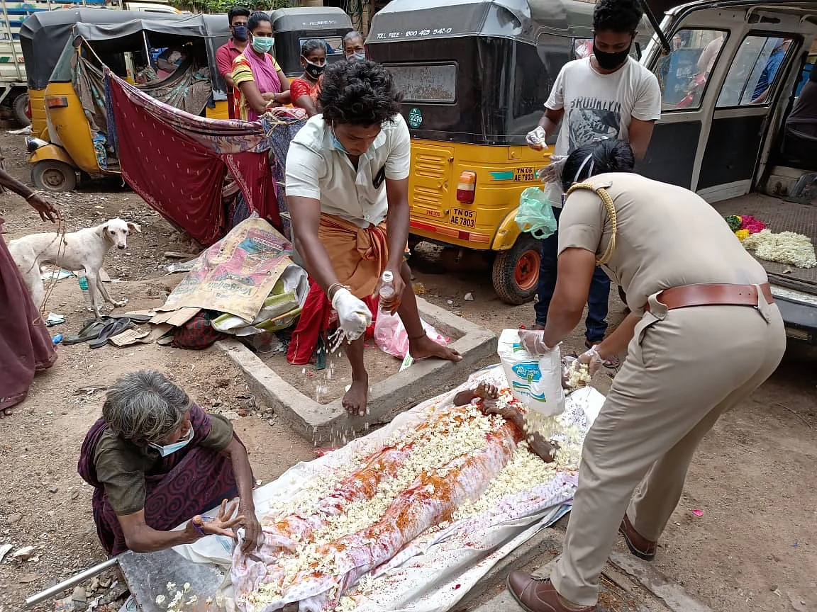 இறுதிச்சடங்கு செய்யும் இன்ஸ்பெக்டர் ராஜேஸ்வரி