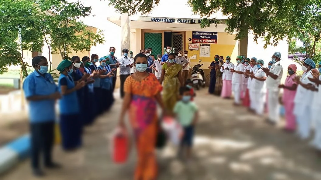 வீடு திரும்பிய குழந்தைகள் மற்றும் அவர்களின் தாயார்
