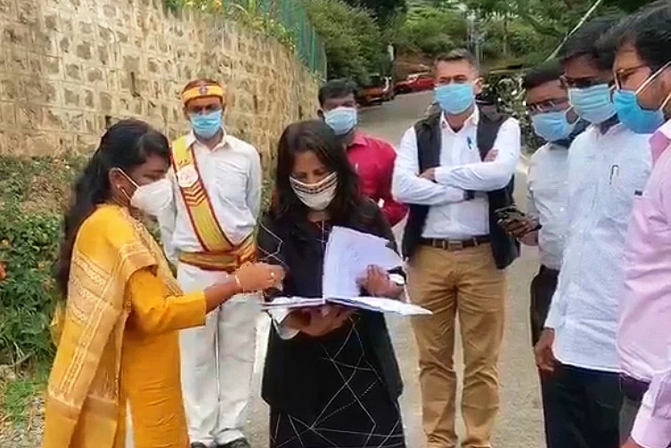 கண்காணிப்பு அலுவலர்