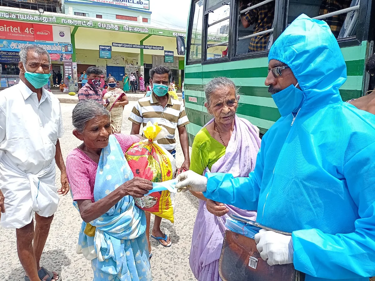 `ஒரு மாத சம்பளம்; பயணிகளுக்கு இலவச மாஸ்க்!’ - அசத்தும் தேனி அரசுப் பேருந்து நடத்துநர்