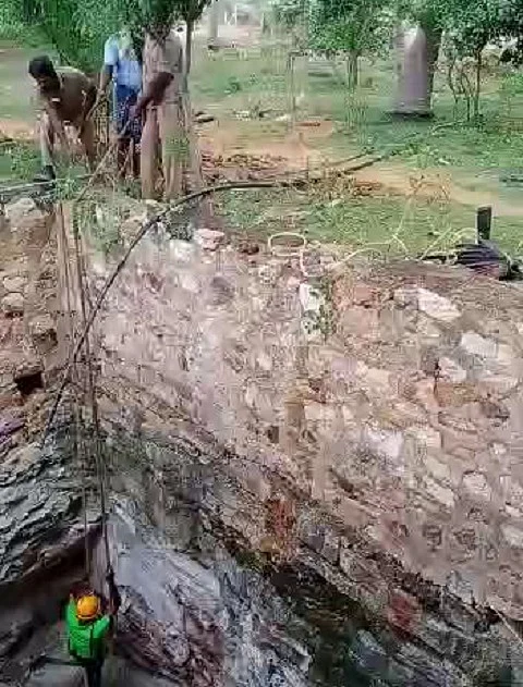 மீட்புப் பணியில் தீயணைப்புப் படையினர்