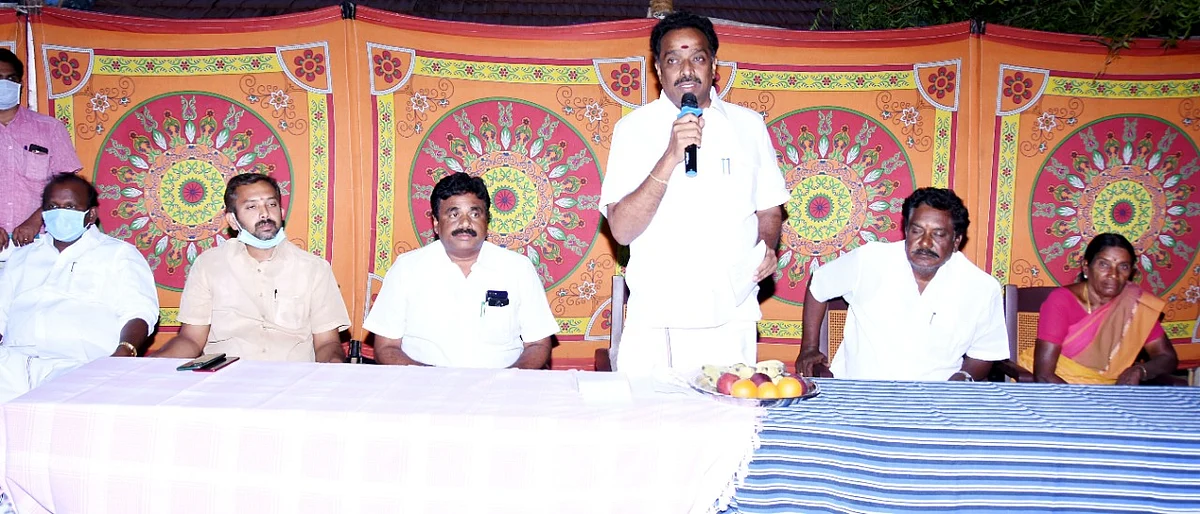 விவசாயிகள் மத்தியில் பேசும் எம்.ஆர்.விஜயபாஸ்கர்
