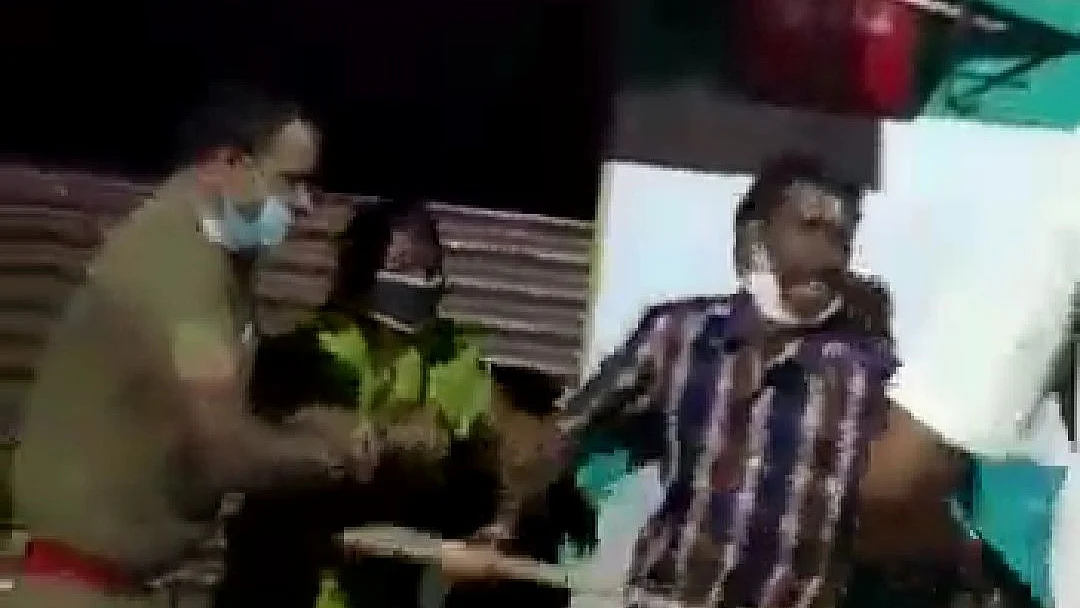 கடைக்காரரைத் தாக்கும் போலீஸ்