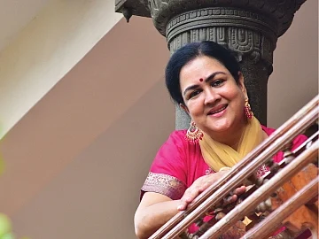 `இந்தப் புத்தகங்கள் உங்கள் வாழ்க்கையை மாற்றலாம்..!’- நடிகை ஊர்வசி பரிந்துரைக்கும் 3 நூல்கள்