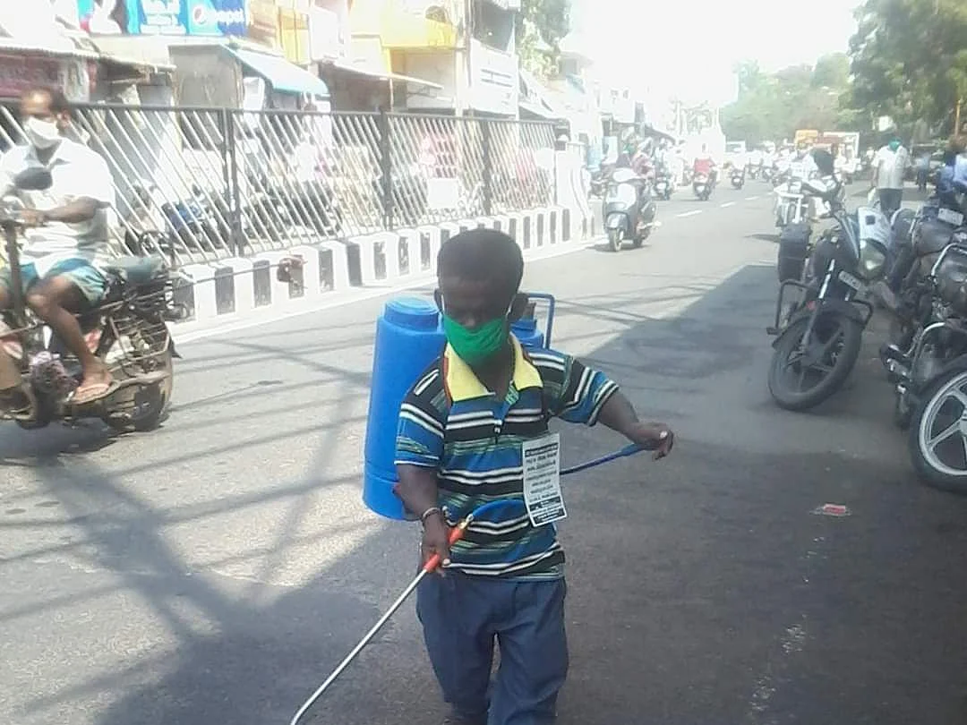 `எதுக்காக பணத்தைச் சேர்த்து வைக்கணும் சார்!' - கிருமிநாசினியுடன் தெருவில் இறங்கிய மாற்றுத் திறனாளி