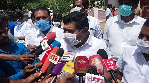 மனு அளித்த அ.தி.மு.க-வினர்