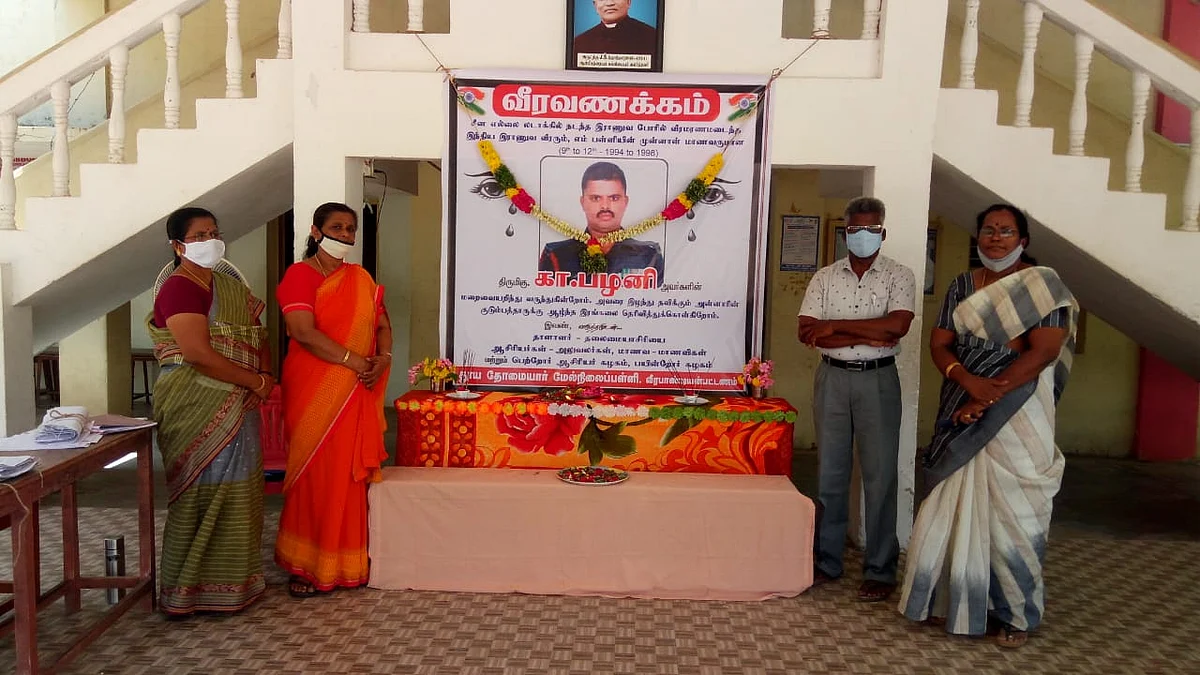 நினைவஞ்சலி செலுத்திய ஆசிரிய, ஆசிரியைகள்
