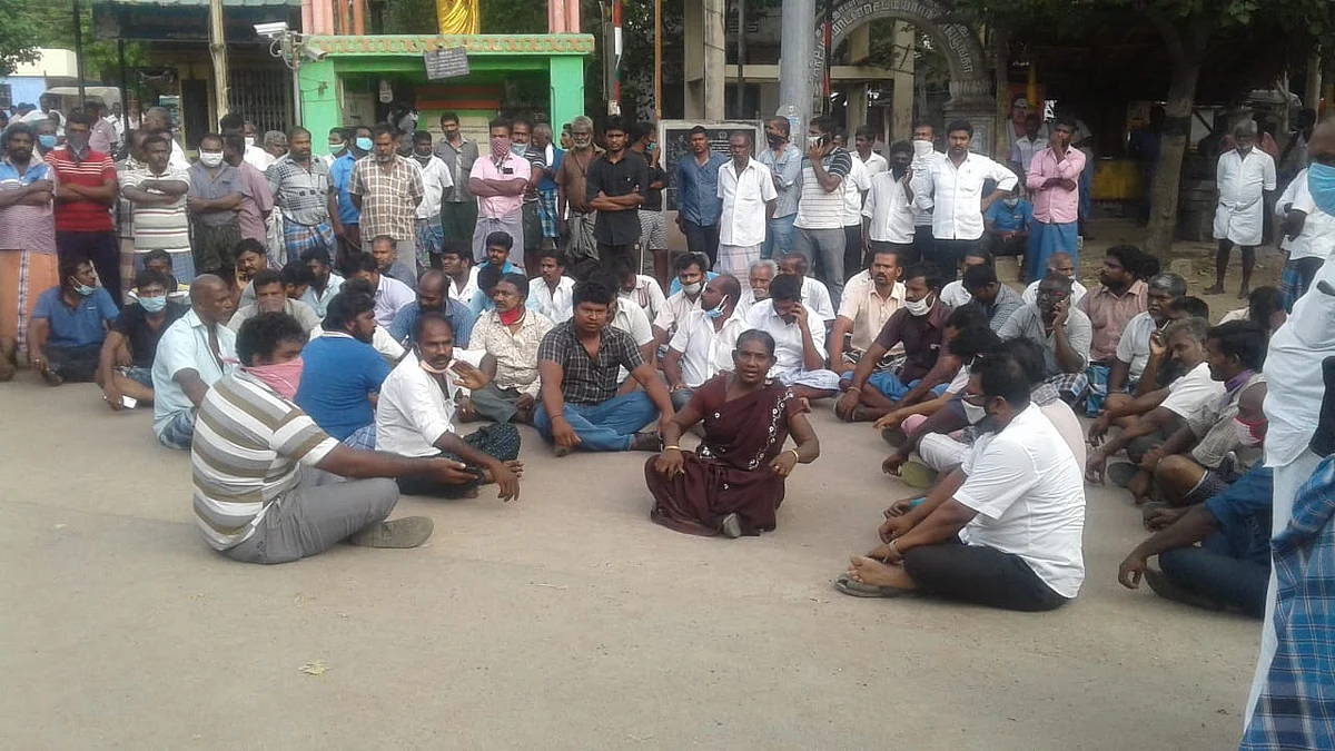 சாத்தான்குளத்தில் திரண்ட பொதுமக்கள்