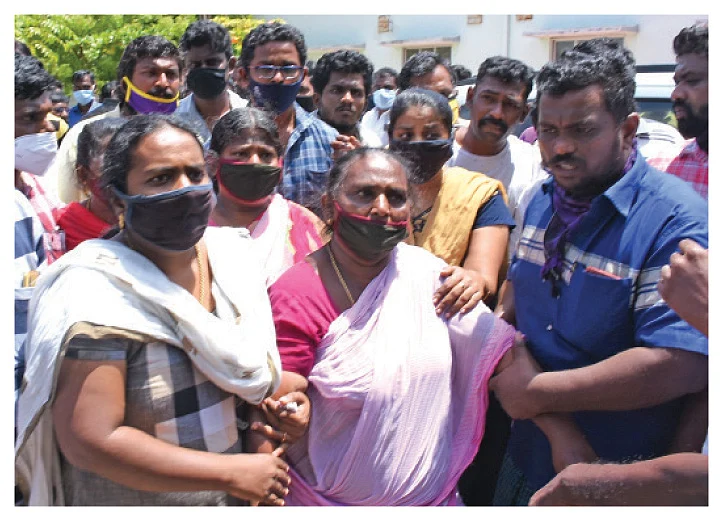 எதிர்த்துப் பேசினால்
அடித்துக் கொல்வோம்!