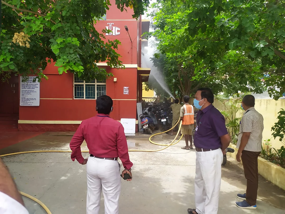 சின்னமனூர் காவல்நிலையத்தில் கிருமிநாசினி தெளிக்கப்பட்டது