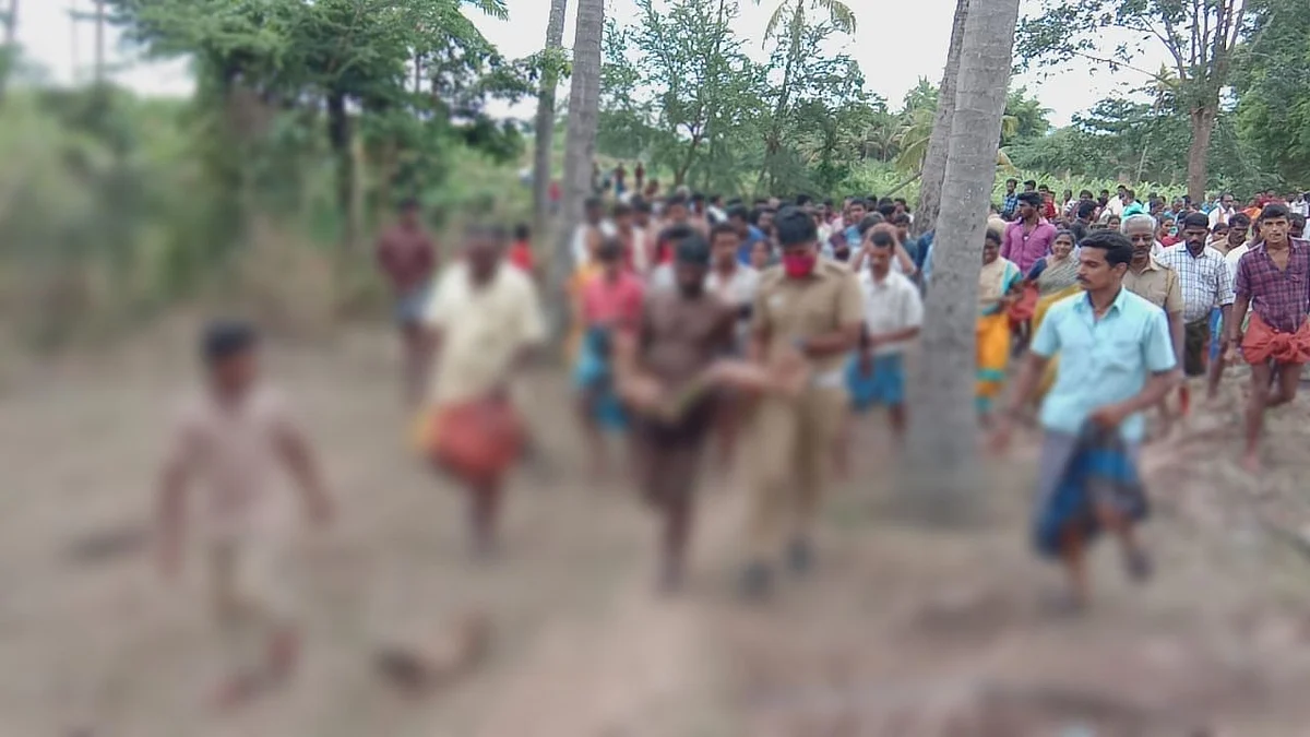 சுதீஸின் உடலை மீட்டுக் கொண்டுவரும் தீயணைப்பு வீரர்கள்