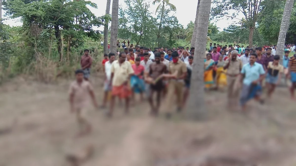 சுதீஸின் உடலை மீட்டுக் கொண்டுவரும் தீயணைப்பு வீரர்கள்