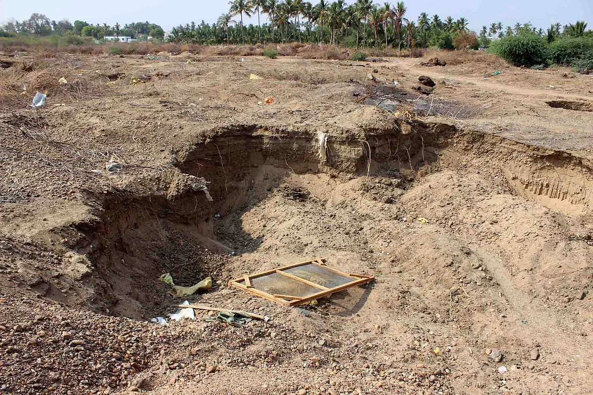 காவிரியில் மணல் அள்ளப்பட்ட மரணப்பள்ளம்