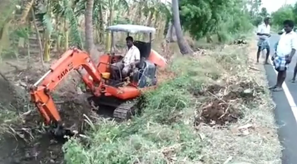 வாய்க்கால்களைத் தூர்வாரும் விவசாயிகள்