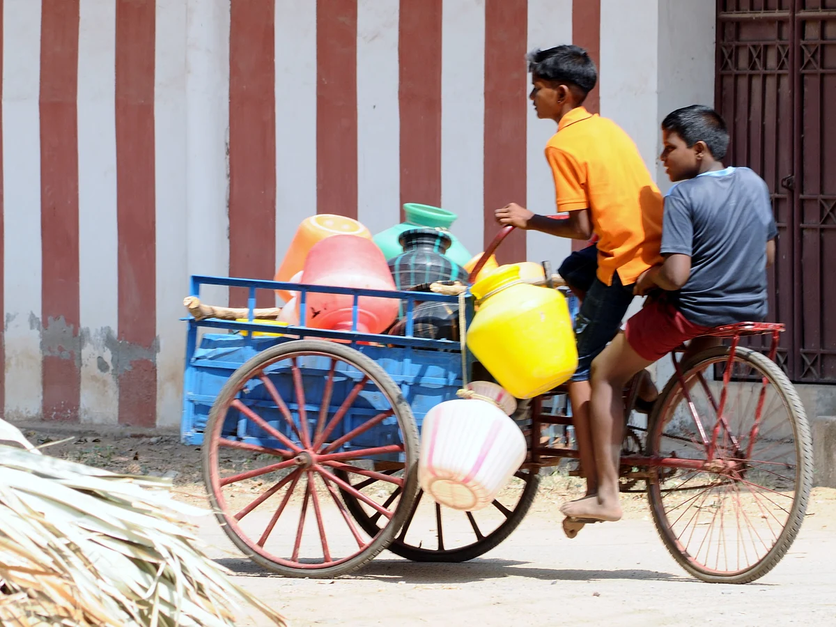 `அரை வாளி தண்ணியில எப்படிப்பா குளிக்குறீங்க?' -காலம் உணர்த்திய பாடம் #MyVikatan