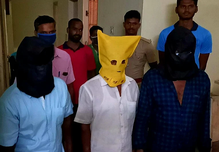 போலீஸாரிடம் சிக்கிய கும்பல்