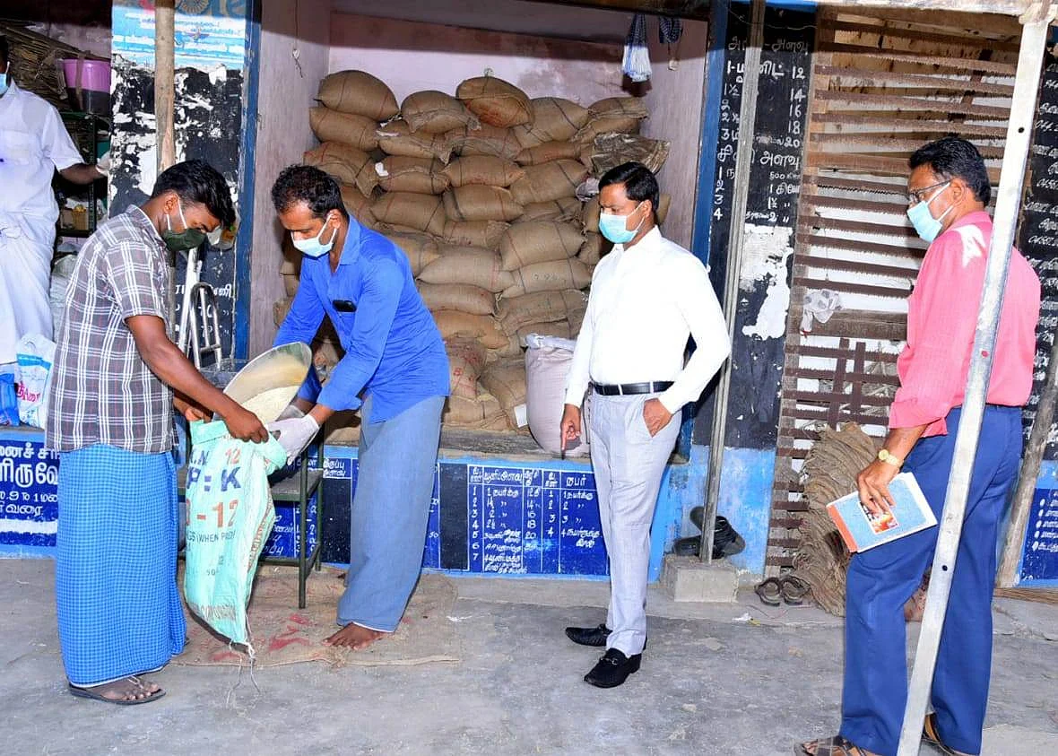 ரேஷன் விநியோகத்தைப் பார்வையிட்ட ஆட்சியர்.