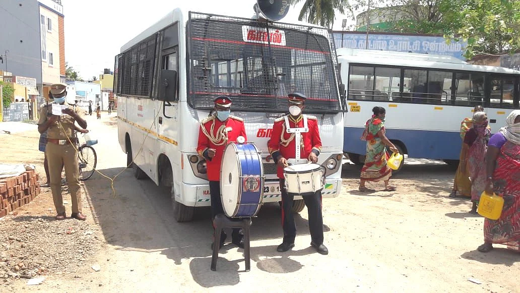 இசைக்குழுவினர் மூலம் அறிவுறுத்தும் போலீஸார்