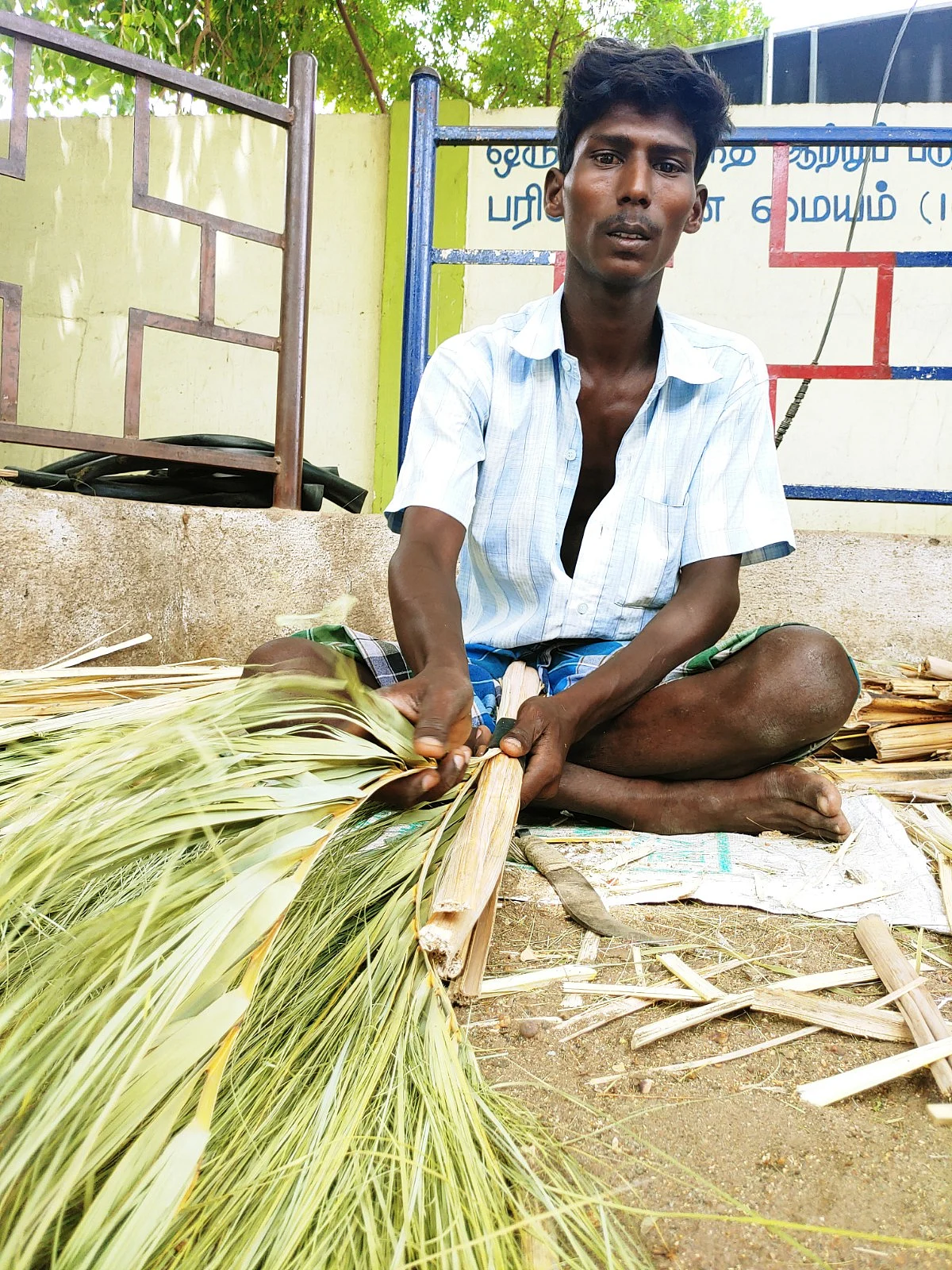 விளக்குமாறு செய்யும் அருள்ராஜ்