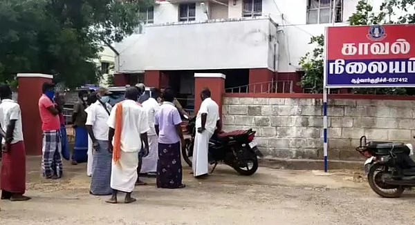 ஆழ்வார்குறிச்சி காவல்நிலையம் முன்பாக உறவினர்கள்