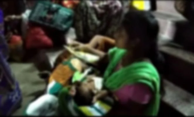 குழந்தையுடன் தாய்