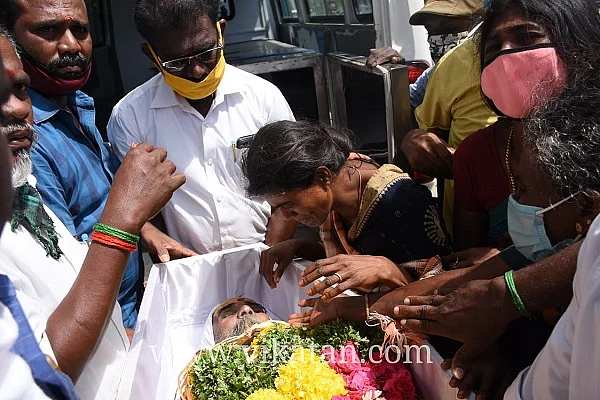 தந்தையின் உடலைப் பார்த்துக் கதறும் மகள் வசந்தி