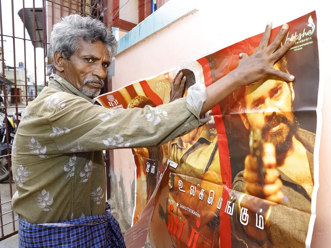 `சினிமா கோடிகளில் புரளும் தொழில்தான்; ஆனால்..!’ - அனுபவம் பகிரும் தஞ்சை `போஸ்டர் காடி’