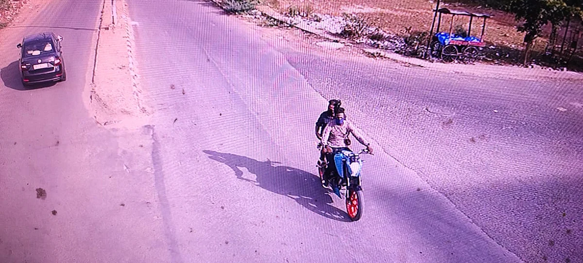 பைக்கில் வெள்ளிக்கிழமை கொள்ளையர்கள்