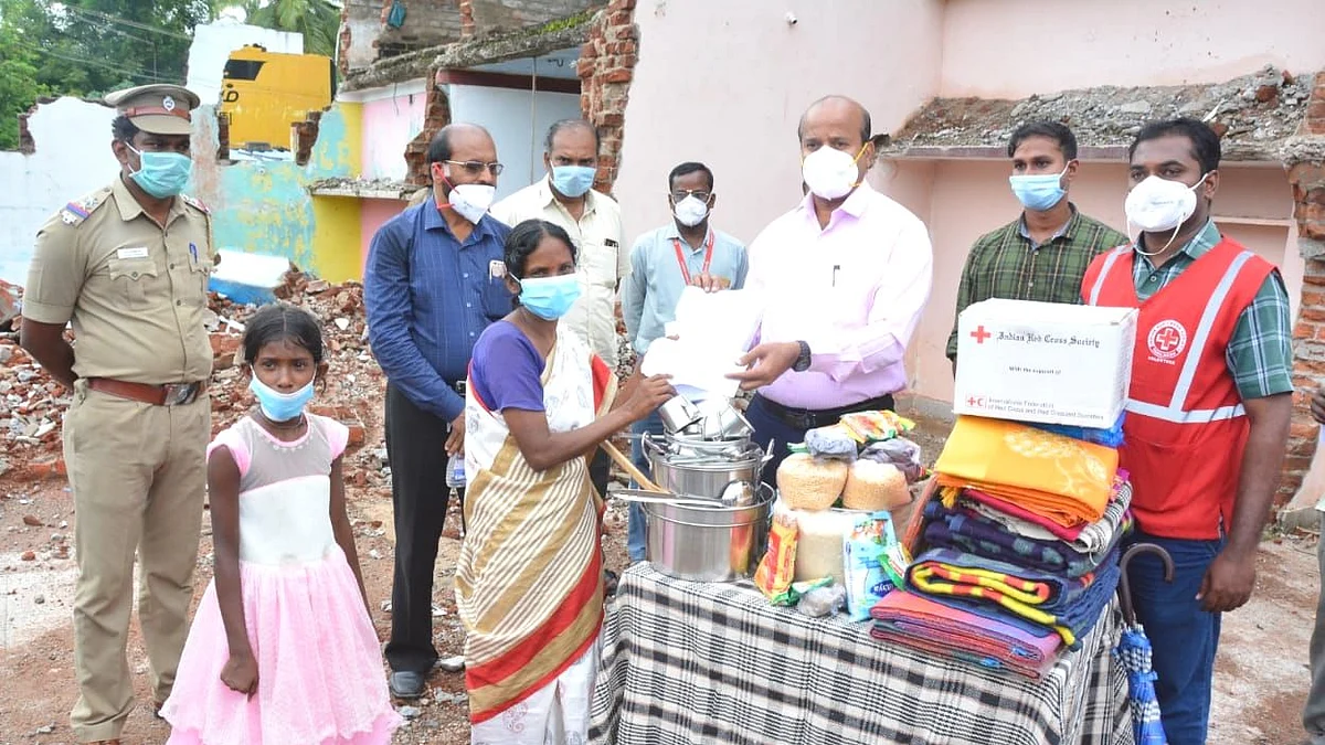 உதவி செய்த கலெக்டர் சண்முக சுந்தரம்