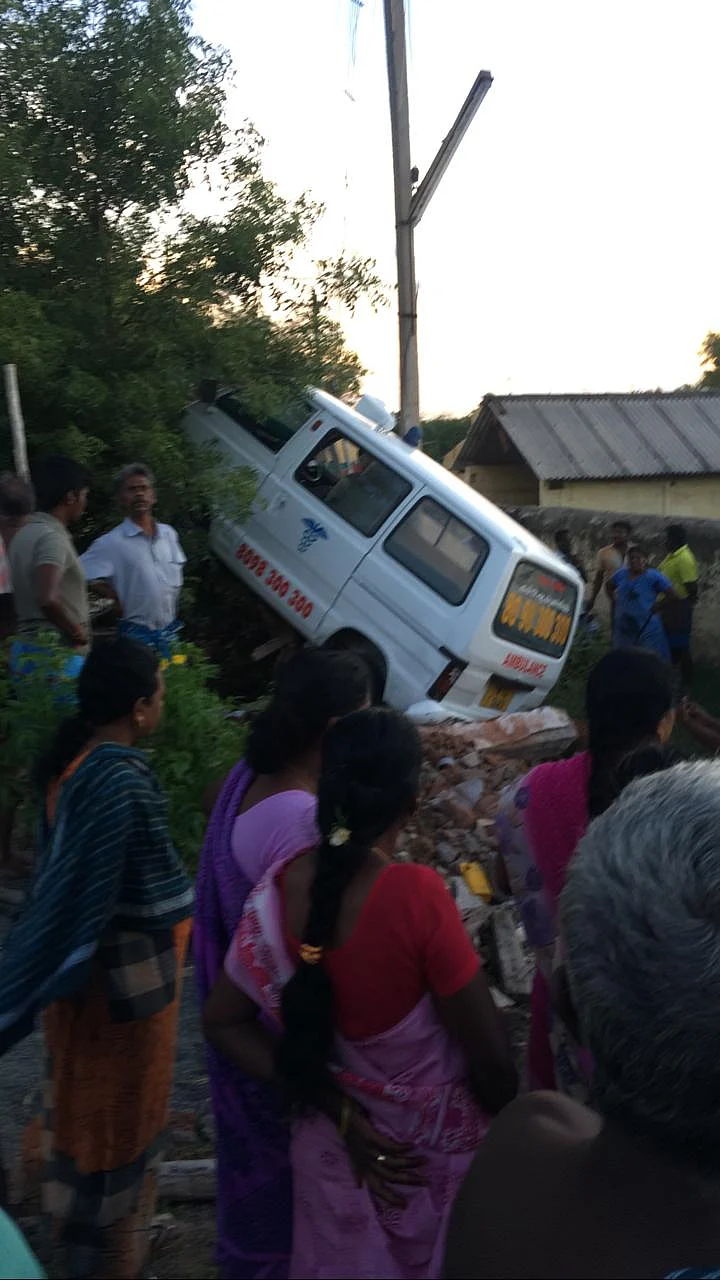வீட்டுக்குள் புகுந்த ஆம்புலன்ஸ்