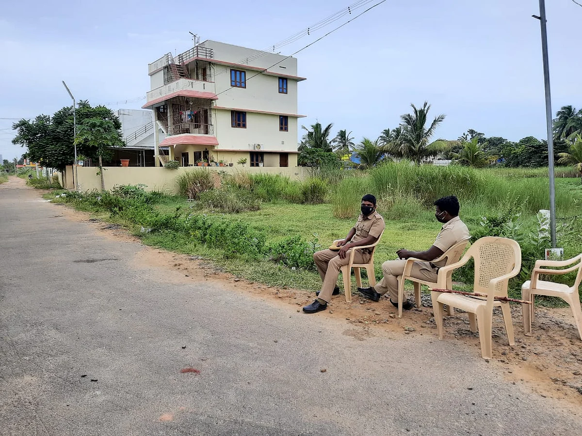 நாஞ்சில் முருகேசன் வீடு அருகே போடப்பட்டுள்ள போலீஸ்