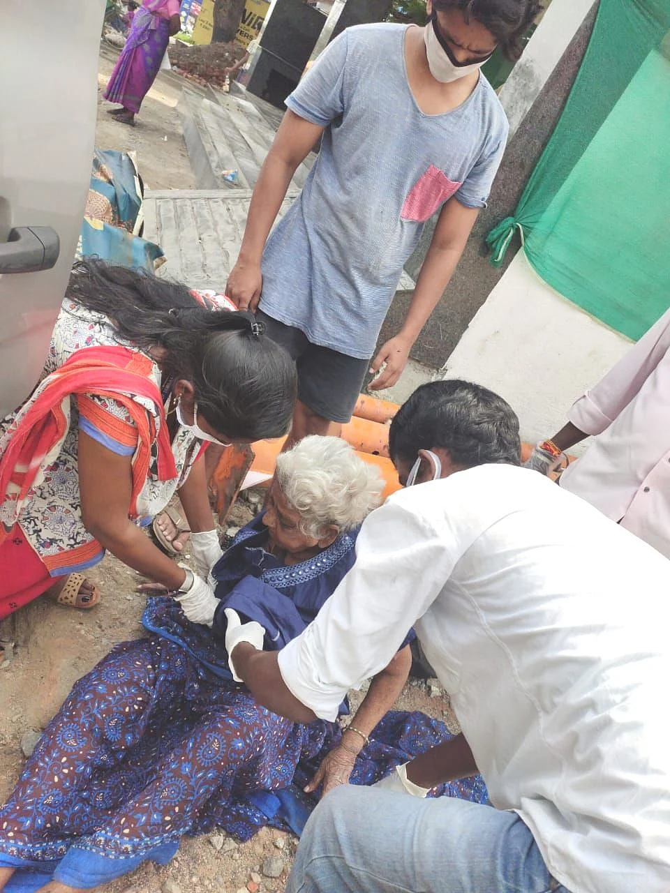 மூதாட்டியை
மீட்ட சேவை மைய அலுவலர்கள்