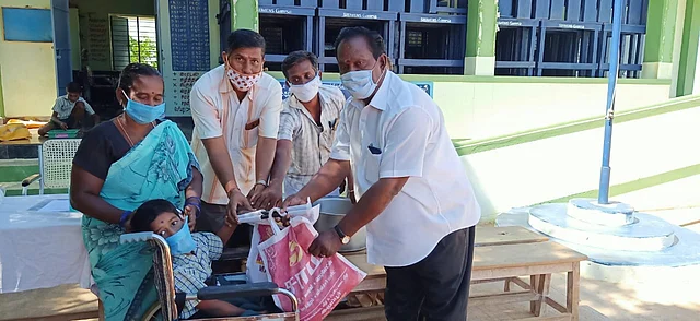 மாணவருக்கு விதை கொடுக்கும்போது...