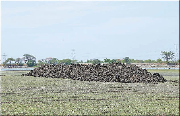 ஏரிக்குள் தோண்டப்பட்டிருக்கும் மண் திட்டுகள்