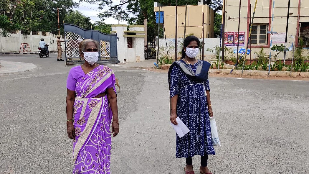 தாயுடன் சந்திரமோகனா