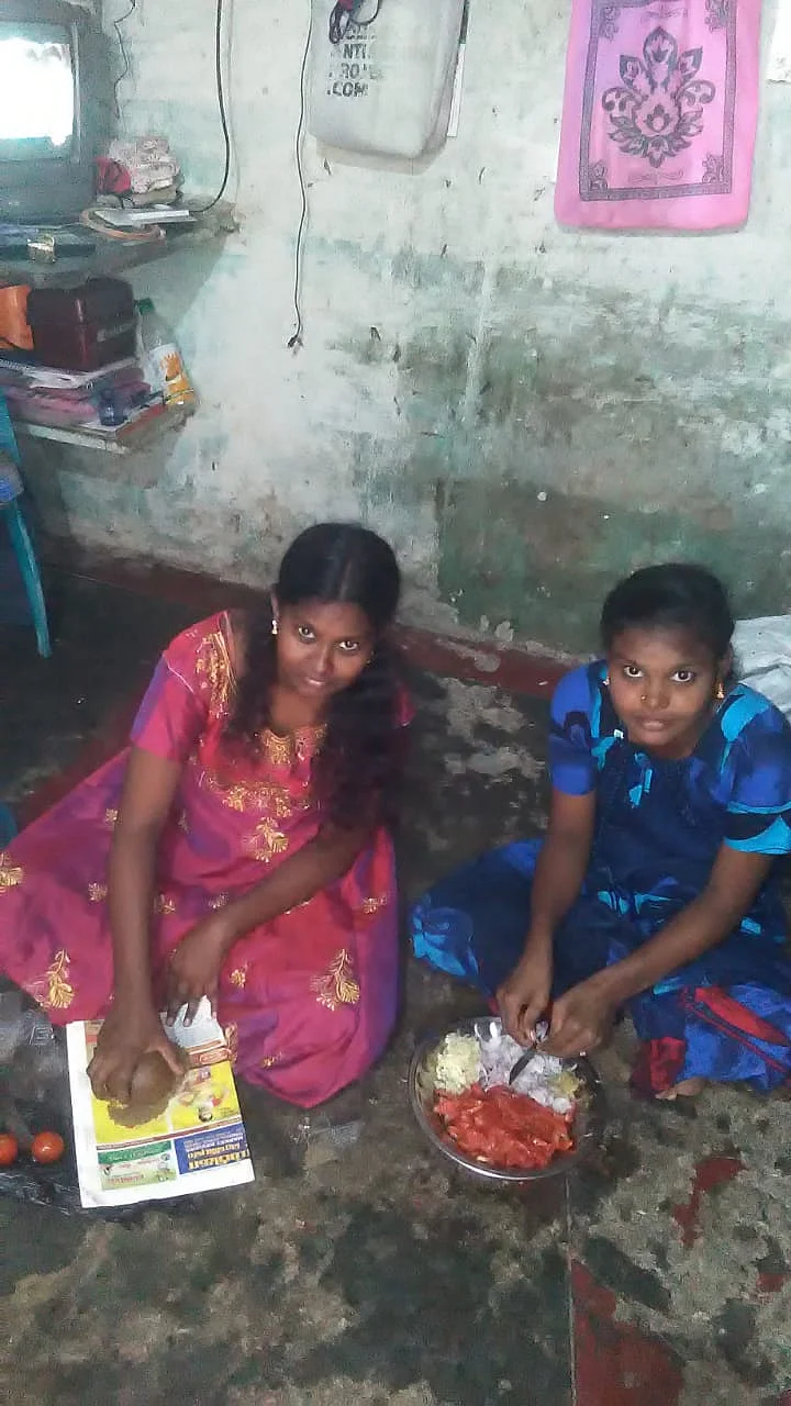 வீட்டு வேலையில் மகள்கள்