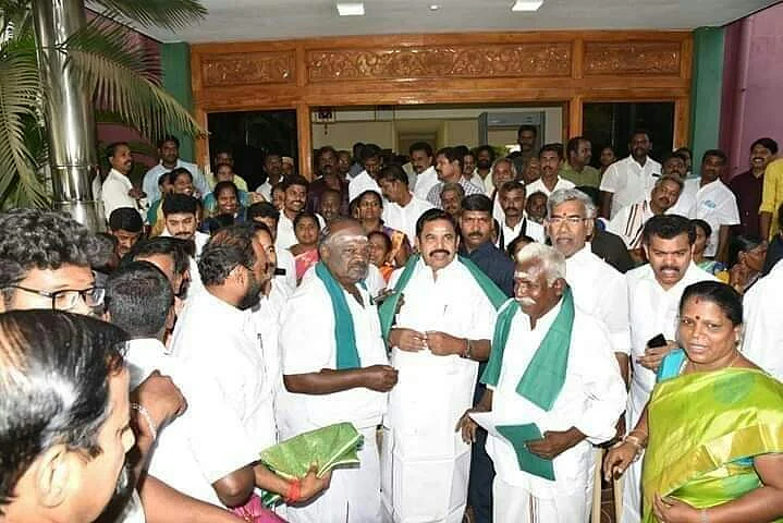 முதல்வர் எடப்பாடி பழனிசாமியுடன்