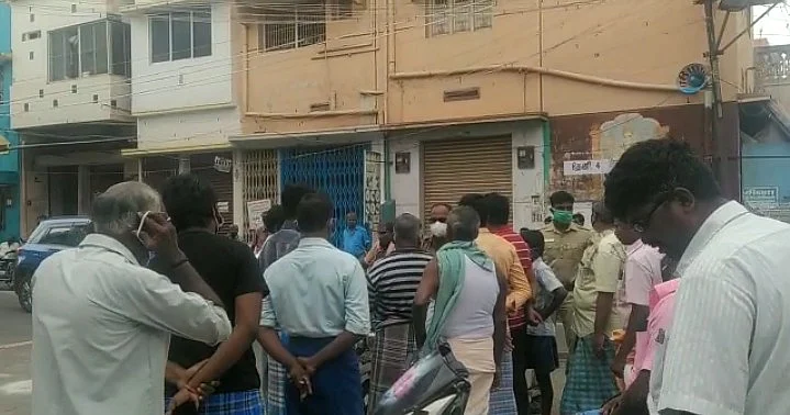 சாலையில் கூடிய பொதுமக்கள்