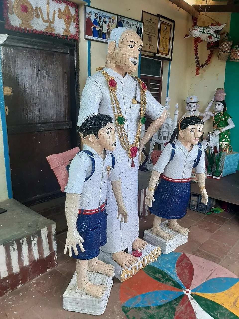 பள்ளிக் குழந்தைகளுடன் காமராசர்